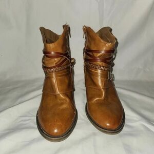 SO Tan Leather Heeled Boots